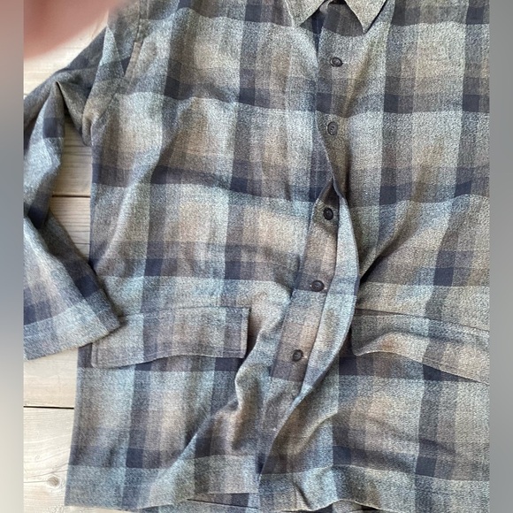 Hugo Boss 100% wool plaid car coat/ over shirt Lg, good condition - Picture 8 of 11